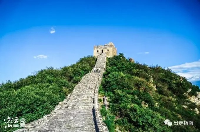 Steile Steinstufen führen zu einem Wachturm bei Simatai