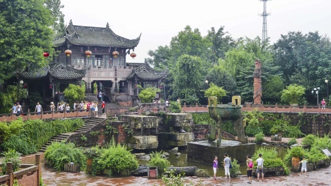 Traditionell gestaltetes Tor und Drachenplatz in Huanglongxi