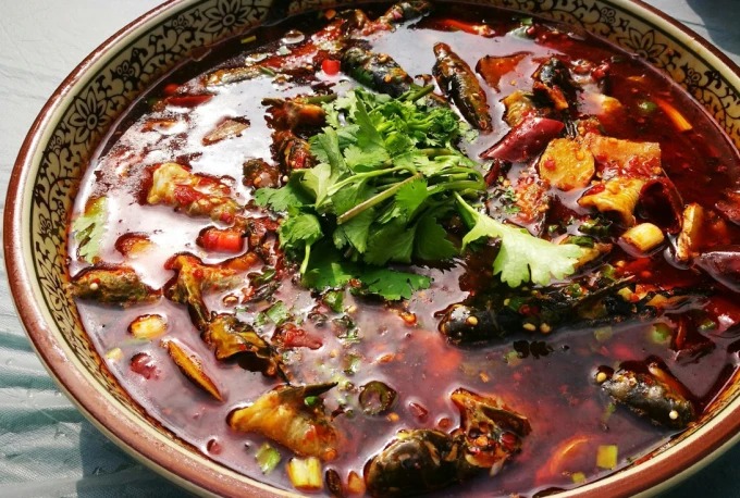 Pescado en caldo rojo de chile con cilantro fresco