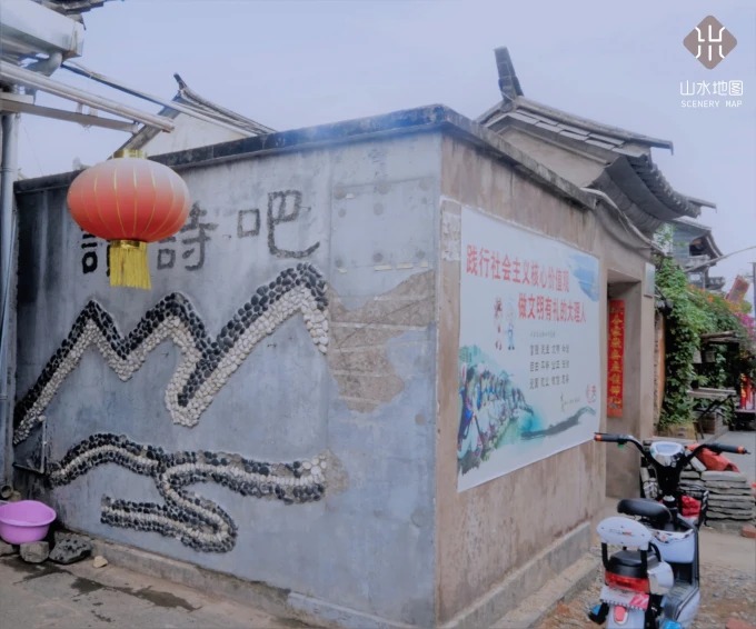시를 읽는 바의 글씨와 붉은 등이 있는 낡은 모퉁이 벽