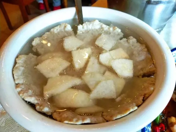 배 조각을 올린 찐 돼지고기탕