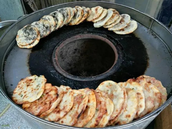 원통 화덕 입구를 둘러싼 사오빙