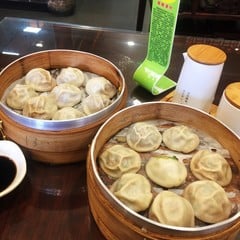 Zwei Bambusdämpfer mit gefalteten Suppenteigtaschen in Nanjing