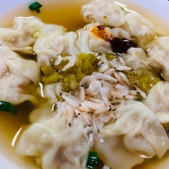 Small wontons in broth with chopped scallions