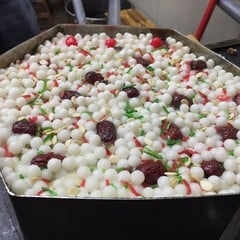찹쌀 경단과 말린 과일을 올린 메이화가오