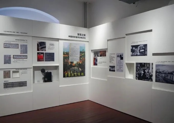 白い展示壁に並ぶ映画の写真と解説パネル
