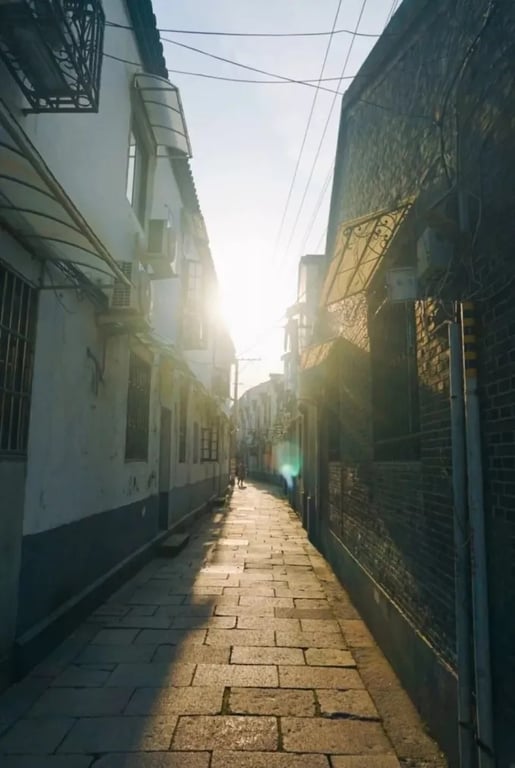 Sonnenlicht in einer schmalen Gasse zwischen alten Häusern