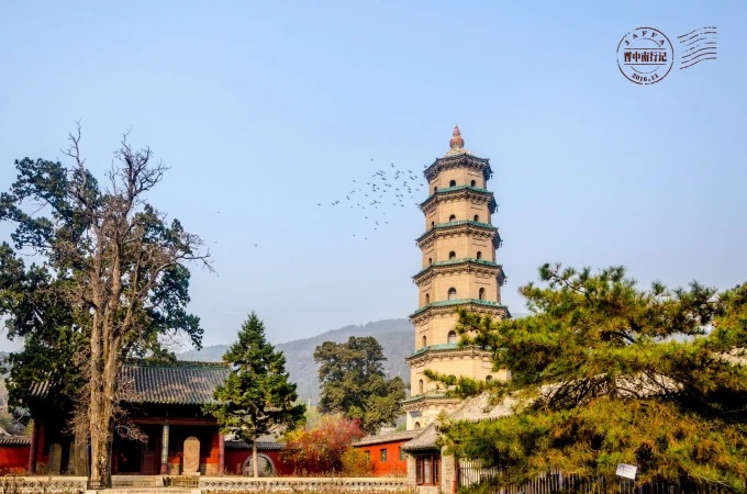 Hohe mehrgeschossige Pagode über Bäumen und Tempeldächern